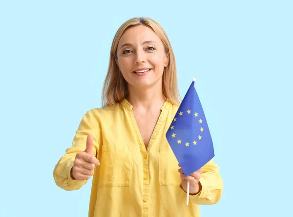 Femme Mûre Avec Drapeau Union Européenne Montrant Pouce Vers Haut — Photo