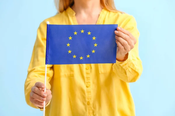 Mulher Madura Com Bandeira União Europeia Sobre Fundo Cor — Fotografia de Stock