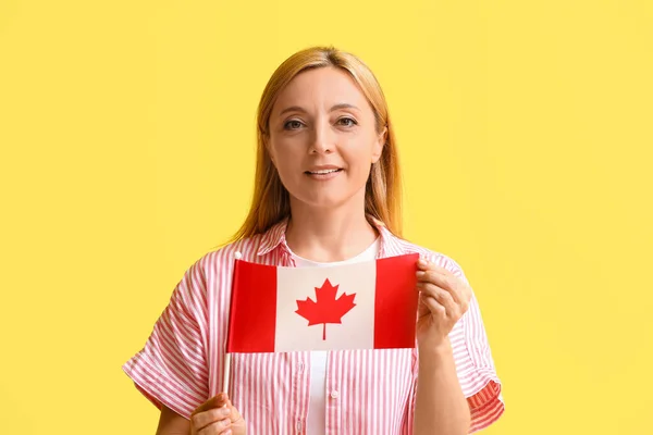 Femme Mûre Avec Drapeau Canadien Sur Fond Couleur — Photo