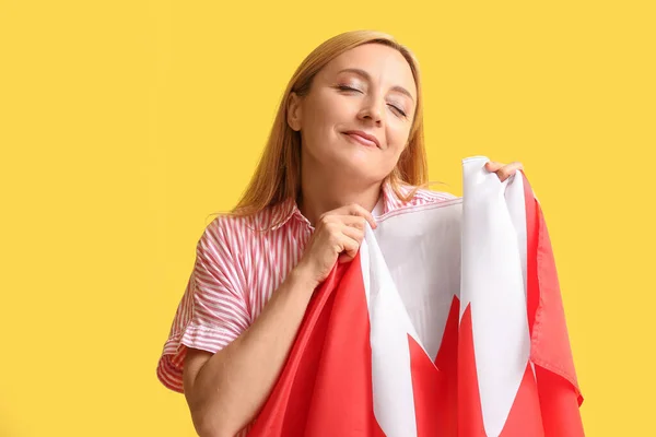 Volwassen Vrouw Met Canadese Vlag Kleur Achtergrond — Stockfoto