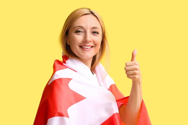 Volwassen Vrouw Met Canadese Vlag Tonen Duim Kleur Achtergrond — Stockfoto
