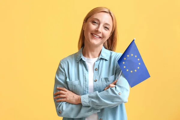 Ώριμη Γυναίκα Σημαία Ευρωπαϊκής Ένωσης Φόντο Χρώματος — Φωτογραφία Αρχείου