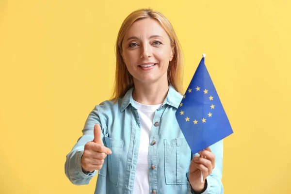 Зрелая Женщина Флагом Европейского Союза Показывает Большой Палец Вверх Цветном — стоковое фото
