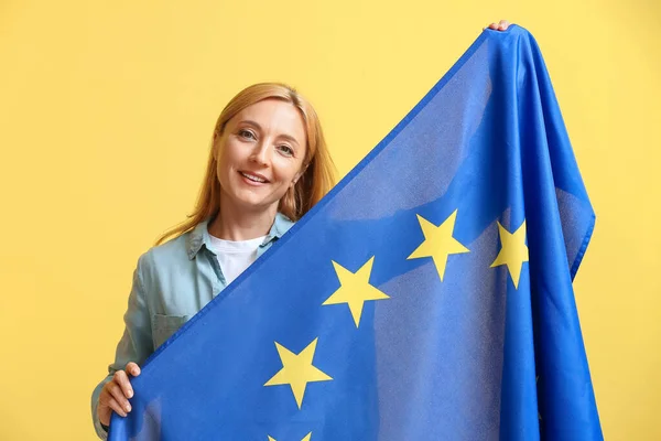 具有欧洲联盟旗帜的肤色背景的成熟妇女 — 图库照片