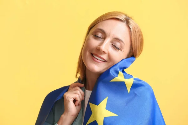 Femme Mûre Avec Drapeau Union Européenne Sur Fond Couleur — Photo