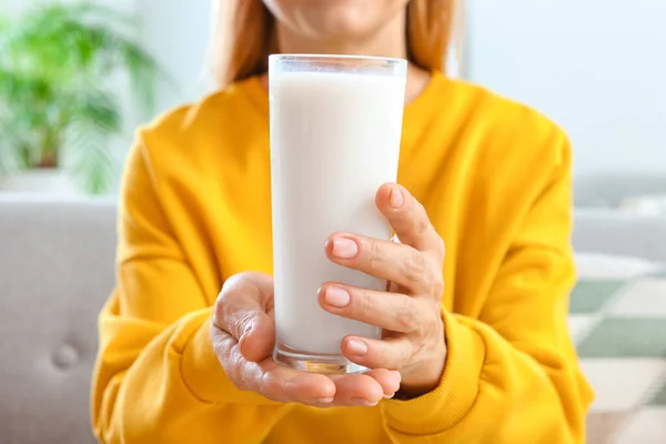 Reife Frau Mit Glas Milch Hause Nahaufnahme — Stockfoto