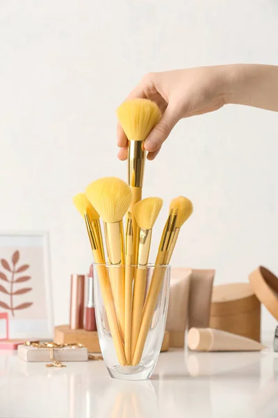 Woman Set Makeup Brushes Table — Stock Photo, Image
