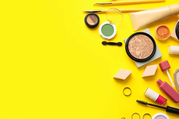Kosmetyki Dekoracyjne Żółtym Tle — Zdjęcie stockowe