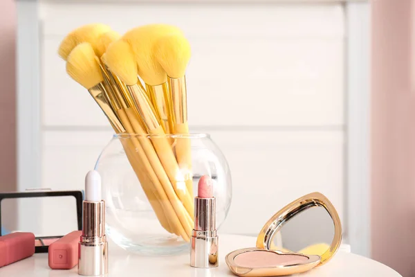 Vetro Con Set Pennelli Trucco Cosmetici Decorativi Sul Tavolo — Foto Stock