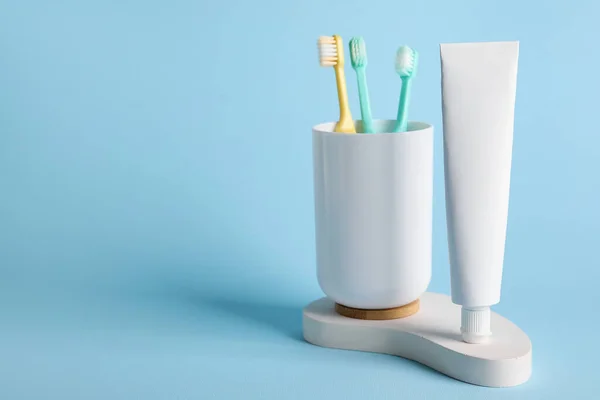 Toothpaste Holder Toothbrushes Blue Background — Stock Photo, Image