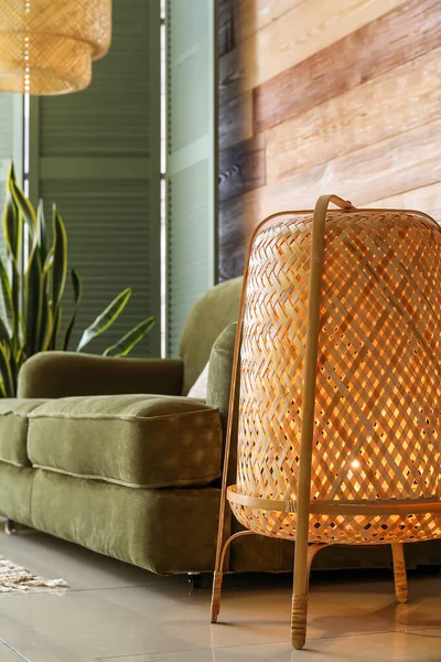 Weidenlampe Und Grünes Sofa Neben Holzwand — Stockfoto