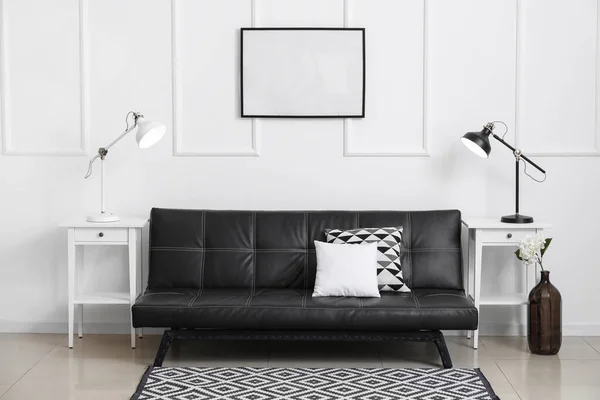 Interior Elegante Sala Estar Con Sofá Negro Mesas Lámparas —  Fotos de Stock