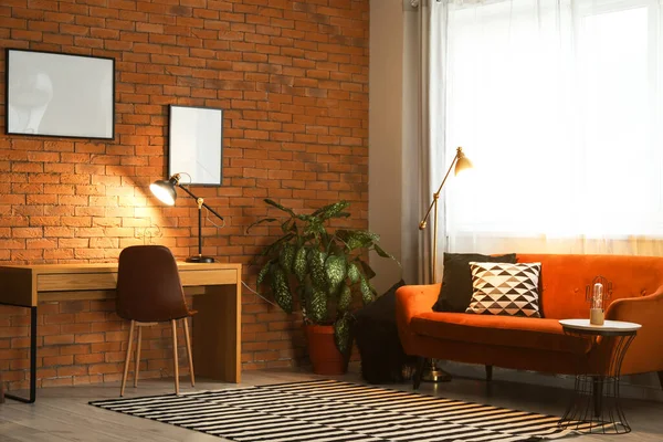 Modern Yeri Kanepe Parlayan Lambaları Olan Şık Bir Oturma Odası — Stok fotoğraf