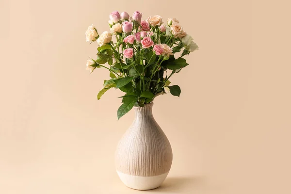 Vas Dengan Karangan Bunga Mawar Yang Indah Latar Beige — Stok Foto