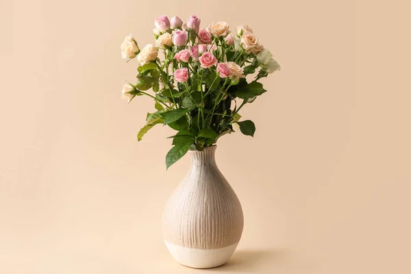 Florero Con Ramo Hermosas Rosas Sobre Fondo Beige — Foto de Stock