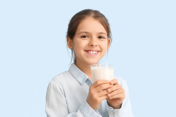 Petite Fille Avec Verre Lait Sur Fond Couleur — Photo