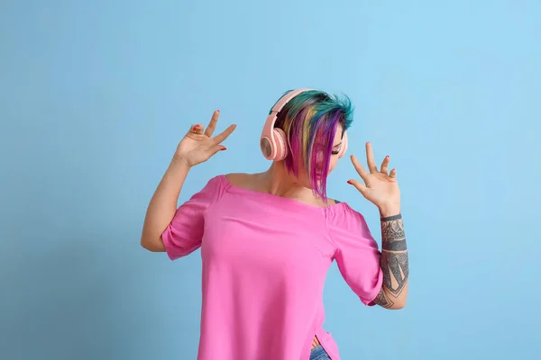 Hermosa Mujer Con Cabello Inusual Escuchando Música Sobre Fondo Azul — Foto de Stock