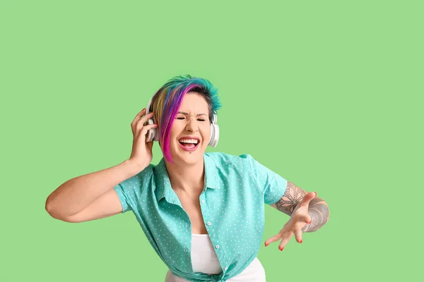 Mulher Bonita Com Cabelo Incomum Ouvir Música Fundo Verde — Fotografia de Stock