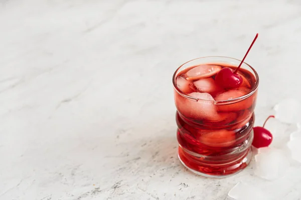 Glas Eisgekühlter Manhattan Cocktail Mit Kirsche Auf Hellem Hintergrund — Stockfoto