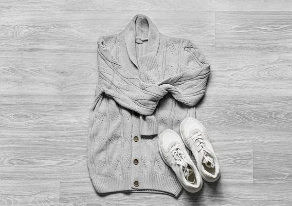 Stilvoller Pullover Und Schuhe Für Männer Auf Grauem Holzhintergrund — Stockfoto