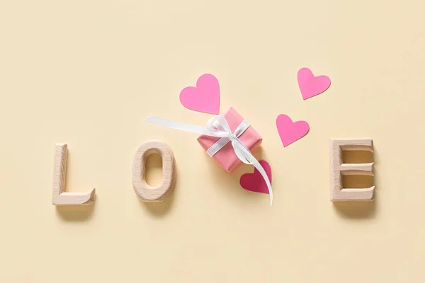 Geschenk Zum Valentinstag Und Wort Liebe Auf Farbigem Hintergrund — Stockfoto