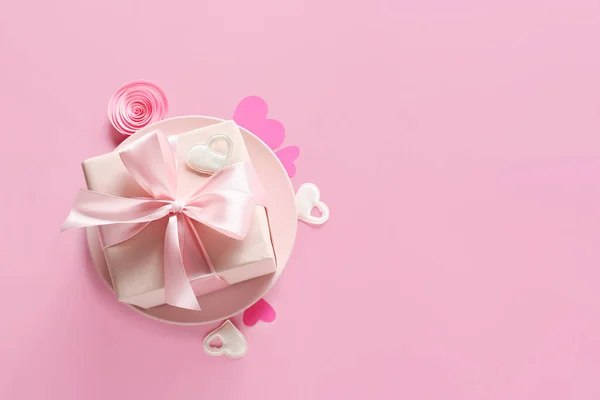 Regalo Para San Valentín Corazones Capullo Rosa Sobre Fondo Color — Foto de Stock