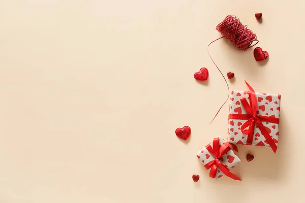 Подарки Дню Святого Валентина Декоративные Сердца Цветном Фоне — стоковое фото