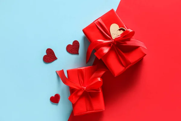 バレンタインデーのプレゼントと色の背景に装飾的な心と組成 — ストック写真