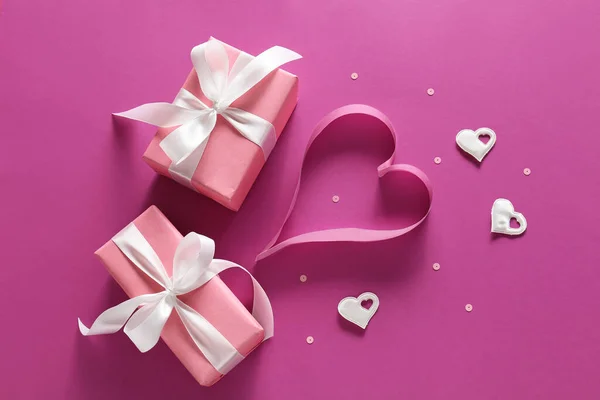 Regalos Para San Valentín Corazón Hechos Cinta Sobre Fondo Color — Foto de Stock