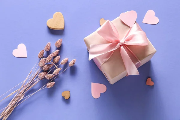 Cadeau Voor Valentijnsdag Decoratieve Harten Droge Bloemen Kleur Achtergrond — Stockfoto