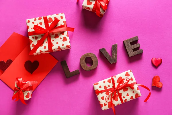 Regalos Para San Valentín Sobre Palabra Amor Sobre Fondo Color — Foto de Stock