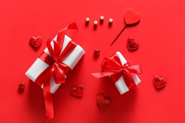 Presents Valentine Day Hearts Word Love Red Background — Stock Photo, Image