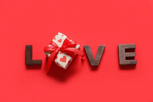 Geschenk Zum Valentinstag Und Wort Liebe Auf Rotem Hintergrund — Stockfoto