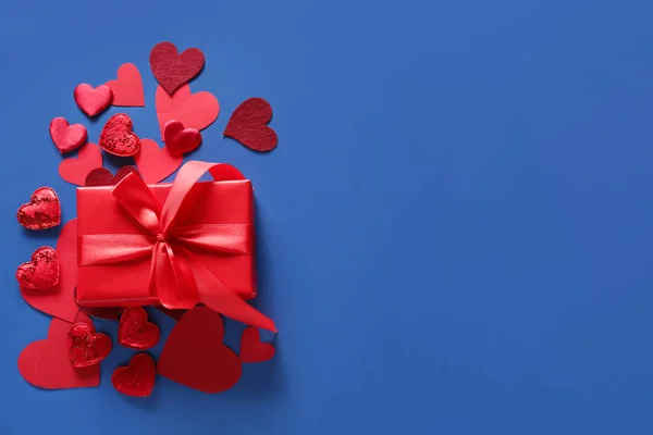 Presente Para Dia Dos Namorados Corações Decorativos Diferentes Fundo Azul — Fotografia de Stock