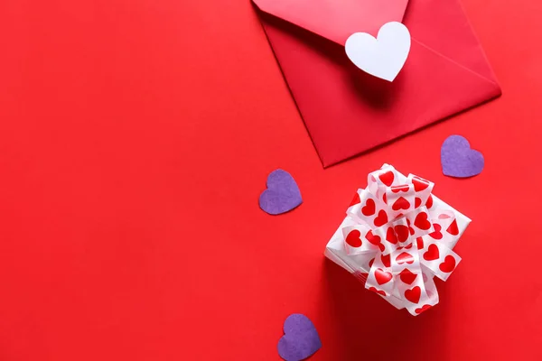Presente Para Dia Dos Namorados Envelope Corações Fundo Vermelho — Fotografia de Stock
