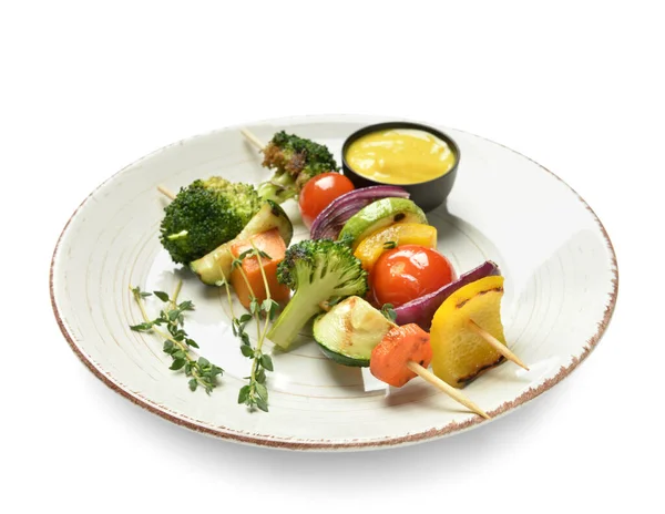 Assiette Avec Savoureuses Brochettes Légumes Sur Fond Blanc — Photo
