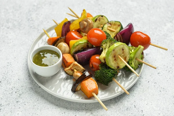 Plate Tasty Vegetable Skewers Sauce Light Background — Stock Photo, Image