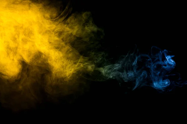 黒の背景上の煙の色 — ストック写真