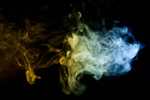 黒の背景上の煙の色 — ストック写真