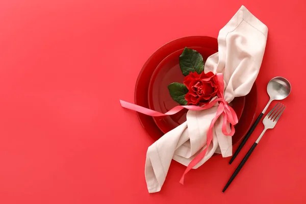 Красивая Сервировка Стола День Святого Валентина Розовый Цветок Красном Фоне — стоковое фото