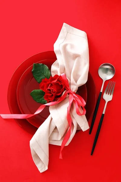 Красивая Сервировка Стола День Святого Валентина Розовый Цветок Красном Фоне — стоковое фото
