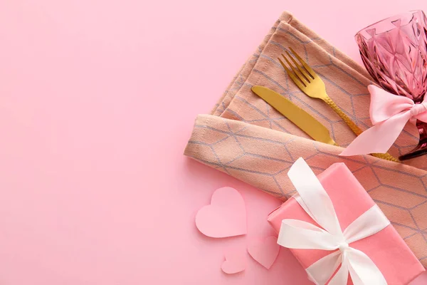 Gyönyörű Evőeszközök Ajándék Doboz Szív Rózsaszín Háttér — Stock Fotó