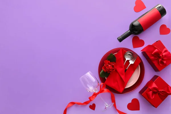 Прекрасна Таблиця Дня Святого Валентина Скриньки Подарунками Пляшку Вина Пурпуровому — стокове фото