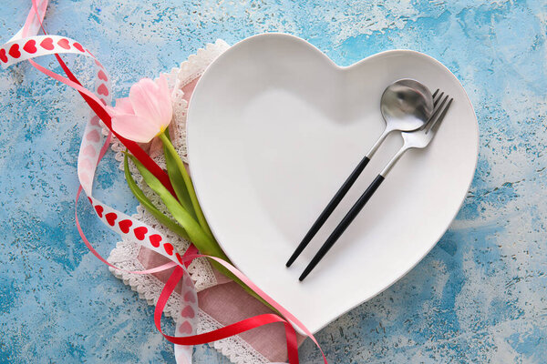 Красивая сервировка стола на День Святого Валентина и цветок тюльпана на синем фоне гранжа