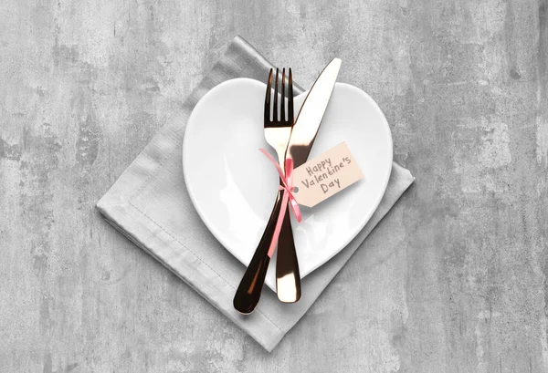 美しいテーブル設定とタグ付きテキスト Happy Valentine Day Grunge Background — ストック写真