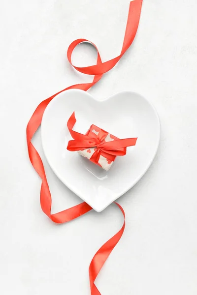 Όμορφη Καρδιά Σχήμα Πλάκα Και Κουτί Δώρου Λευκό Φόντο — Φωτογραφία Αρχείου