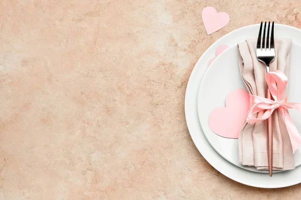 ベージュ地にバレンタインデーのための美しいテーブル設定 — ストック写真