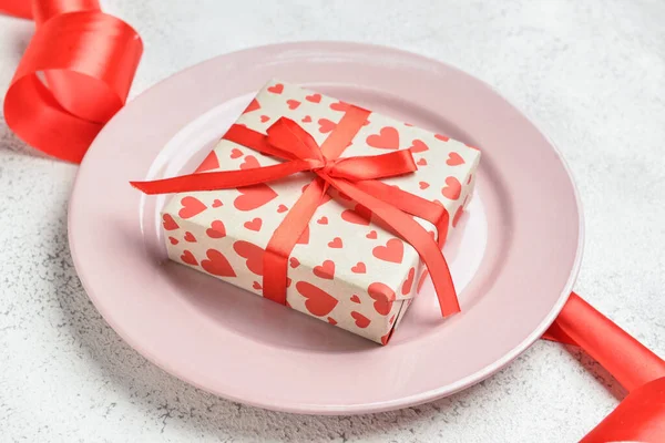 Schöner Teller Und Geschenkbox Auf Weißem Hintergrund — Stockfoto