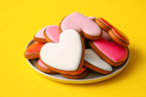 Placa Com Saborosos Biscoitos Forma Coração Fundo Amarelo — Fotografia de Stock