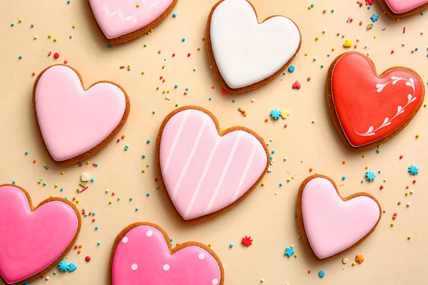 Biscoitos Saborosos Forma Coração Fundo Bege — Fotografia de Stock